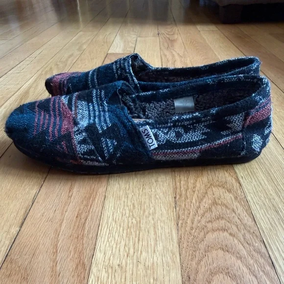 TOMS Slip-On Flats Women’s 7.5 Plaid Wool Blend Blue, Red, Black Pattern - Picture 3 of 5